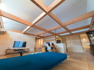 『間仕切りと大収納の家』将来の変化にも容易に対応できる住まい, イン-デ-コード design office イン-デ-コード design office Living room Wood Wood effect