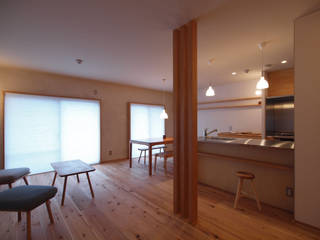 大きな土間収納がある自然素材リノベーション, i think一級建築設計事務所 i think一級建築設計事務所 Scandinavian style dining room Wood Wood effect