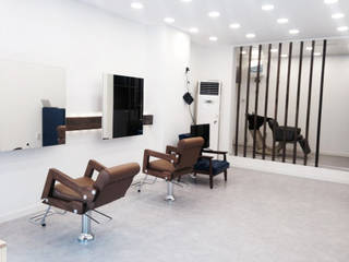 M Hair , IN THE SPACE IN THE SPACE Paredes y pisos de estilo moderno