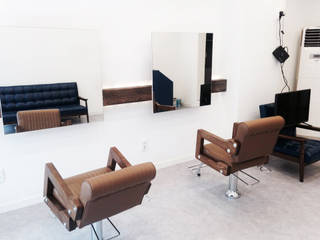 M Hair , IN THE SPACE IN THE SPACE Paredes y pisos de estilo moderno