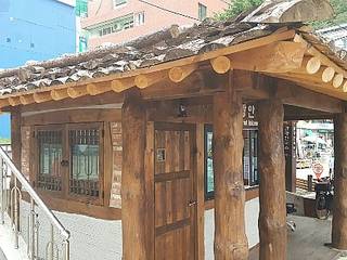 한국전통 목조건축 '대목장' 너와집, 한국인테리어 (주)명인건설 한국인테리어 (주)명인건설 Asian style houses