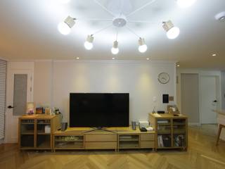 <분당구 정자동 상록우성 아파트>, DESIGNCOLORS DESIGNCOLORS Modern living room