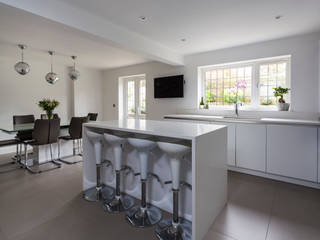 Contemporary white kitchen in Hertfordshire by John Ladbury and Company, John Ladbury and Company John Ladbury and Company Nhà bếp phong cách hiện đại