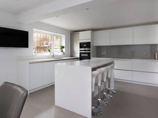 Contemporary white kitchen in Hertfordshire by John Ladbury and Company, John Ladbury and Company John Ladbury and Company Кухня в стиле модерн