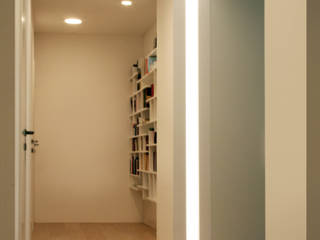 LA TRASFORMAZIONE DI UN APPARTAMENTO ANNI '60, T+T ARCHITETTURA T+T ARCHITETTURA Modern corridor, hallway & stairs