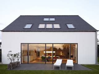 Modern und lichtdurchflutet: Einfamilienhaus am Stadtrand, Falke Architekten Falke Architekten บ้านและที่อยู่อาศัย