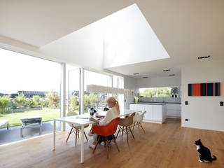 Modern und lichtdurchflutet: Einfamilienhaus am Stadtrand, Falke Architekten Falke Architekten Minimalist dining room