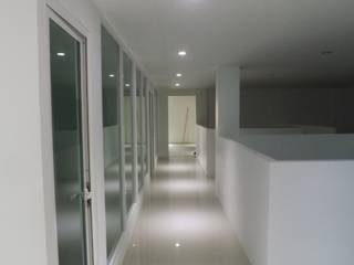 Interiores refaccionaria ERSO, URBVEL Constructora e Inmobiliaria URBVEL Constructora e Inmobiliaria Modern study/office