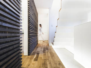 風みちの家, 一級建築士事務所 Atelier Casa 一級建築士事務所 Atelier Casa Modern corridor, hallway & stairs