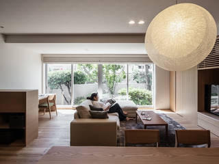 House in Mikage, 株式会社seki.design 株式会社seki.design Salones modernos