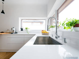 Biały blat kuchenny, GRANMAR Borowa Góra - granit, marmur, konglomerat kwarcowy GRANMAR Borowa Góra - granit, marmur, konglomerat kwarcowy Scandinavian style kitchen Quartz