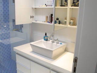 Apto SCS - SP, studio luchetti studio luchetti Moderne Badezimmer Holz-Kunststoff-Verbund Weiß Arzneischränke