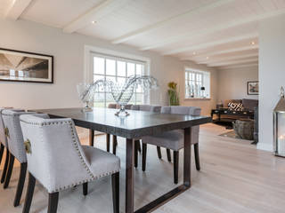Homestaging Luxusimmobilie: ReetdachHaus in Ausnahmelage, Home Staging Sylt GmbH Home Staging Sylt GmbH Modern dining room