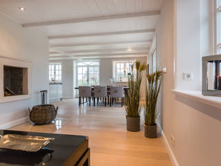 Homestaging Luxusimmobilie: ReetdachHaus in Ausnahmelage, Home Staging Sylt GmbH Home Staging Sylt GmbH Modern living room