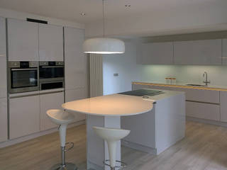 Keller White Gloss handle-less kitchen, Think Kitchen and Bathroom Ltd Think Kitchen and Bathroom Ltd مطبخ