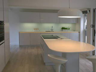 Keller White Gloss handle-less kitchen, Think Kitchen and Bathroom Ltd Think Kitchen and Bathroom Ltd مطبخ