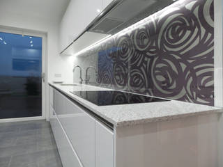 Keller White Gloss handle-less kitchen, Think Kitchen and Bathroom Ltd Think Kitchen and Bathroom Ltd مطبخ