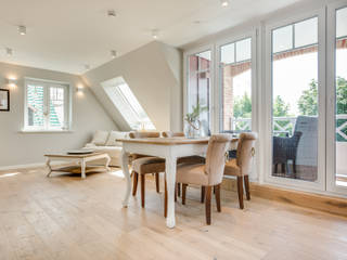 Einrichtung einer Dachgeschosswohnung in Westerland auf Sylt, Home Staging Sylt GmbH Home Staging Sylt GmbH Modern Dining Room