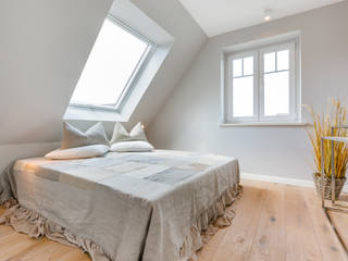 Einrichtung einer Dachgeschosswohnung in Westerland auf Sylt, Home Staging Sylt GmbH Home Staging Sylt GmbH Moderne Schlafzimmer