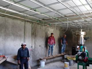 ​Instalación de bastidor metalico para muros y plafón falsos. taller garcia arquitectura integral Comedores rurales