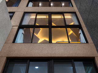 綠森活 Living in a Green Forest, Glocal Architecture Office (G.A.O) 吳宗憲建築師事務所/安藤國際室內裝修工程有限公司 Glocal Architecture Office (G.A.O) 吳宗憲建築師事務所/安藤國際室內裝修工程有限公司 Moderne Fenster & Türen