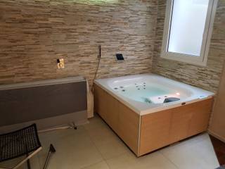 Jacuzzi in mansarda e nell'interrato ., Aquazzura Piscine Aquazzura Piscine モダンデザインの ワインセラー