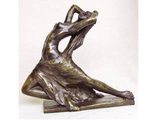 Pequeña escultura o figura Mujer curvada hacia atrás., AQ DECORACION AQ DECORACION Casas de estilo clásico Cobre/Bronce/Latón