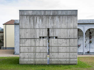 Alfa e Omega, un'edicola funeraria contemporanea, FRANCO Arch. Emanuele - IDEeA Interior Design e Architettura FRANCO Arch. Emanuele - IDEeA Interior Design e Architettura Minimalist houses