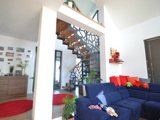 Ażurowe schody z metalową balustradą i szklaną ścianą, Schodo System Schodo System غرفة المعيشة