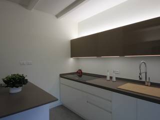 Glass white&brown kitchen, Falegnameria Ferrari Falegnameria Ferrari 모던스타일 주방