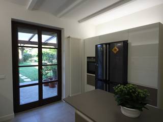 Glass white&brown kitchen, Falegnameria Ferrari Falegnameria Ferrari Cocinas de estilo moderno