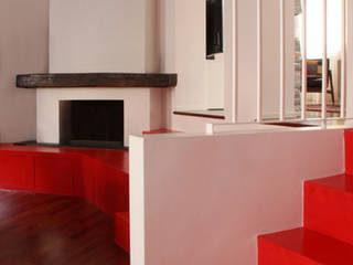 UNIRE DUE APPARTAMENTI SU LIVELLI DIVERSI IN UNA CASA A CORTE, T+T ARCHITETTURA T+T ARCHITETTURA Phòng khách