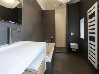 Aménagement d'une salle de bain contemporaine, Myriam Wozniak Architecture et décoration Myriam Wozniak Architecture et décoration Minimalist style bathrooms Stone Grey