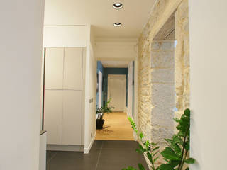Agencement et aménagement d'un couloir de circulation, Myriam Wozniak Architecture et décoration Myriam Wozniak Architecture et décoration Couloir, entrée, escaliers modernes