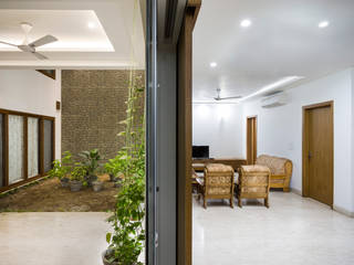 Internal Courtyard House, Rishikesh, Uttrakhand, Manuj Agarwal Architects Manuj Agarwal Architects Salones rurales