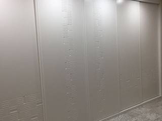 Frente de armario con puertas lacadas correderas pantografiados, Maderas y Chapas Maderas y Chapas Spogliatoio moderno Legno Effetto legno