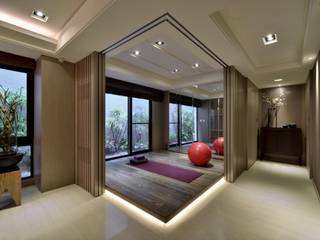 A cozy villa that enables you to escape life’s hustle!, 十邑設計 王勝正 Posamo Design 十邑設計 王勝正 Posamo Design Ausgefallener Fitnessraum