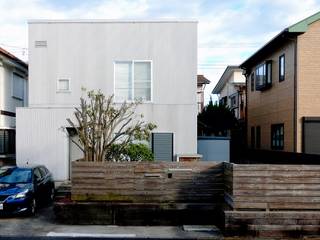 House in Kurihama, 小形徹＊小形祐美子 プラス プロスペクトコッテージ 一級建築士事務所 小形徹＊小形祐美子 プラス プロスペクトコッテージ 一級建築士事務所 Nhà phong cách tối giản Kim loại