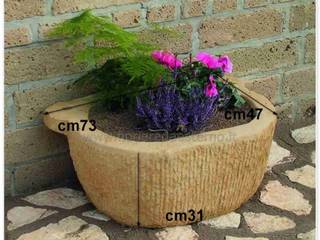 Vasi per il giardino in pietra ricostruita, P.M.C. srl P.M.C. srl Rustic style garden