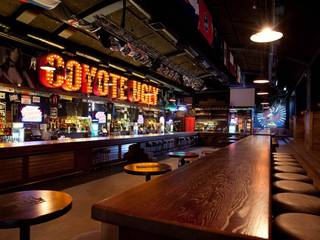 Бар «COYOTE UGLY СПБ», ART Studio Design & Construction ART Studio Design & Construction Hầm rượu phong cách hiện đại