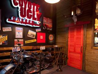 Бар «COYOTE UGLY СПБ», ART Studio Design & Construction ART Studio Design & Construction Hầm rượu phong cách hiện đại