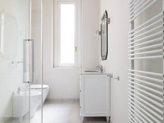 VIALE ABRUZZI, NOMADE ARCHITETTURA E INTERIOR DESIGN NOMADE ARCHITETTURA E INTERIOR DESIGN Classic style bathroom