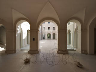 PALAZZO BECCAGUTI CAVRIANI, studio di architettura DISEGNO studio di architettura DISEGNO Modern corridor, hallway & stairs