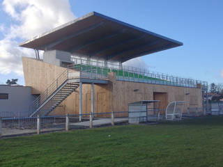 Tribune du stade de rugby "Ornon", Plus Architectes Plus Architectes Balcon, Veranda & Terrasse modernes