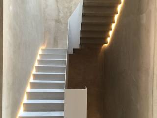CASA GARIBALDI, studio di architettura DISEGNO studio di architettura DISEGNO Modern corridor, hallway & stairs