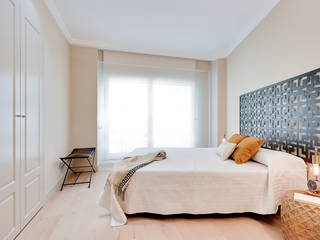 Master bedroom Markham Stagers Moderne slaapkamers hotel look,master bedroom,calmed,geometric,minimal,elegant interior,relaxing bedroom,headboards,geometry,golden accents,leather bench