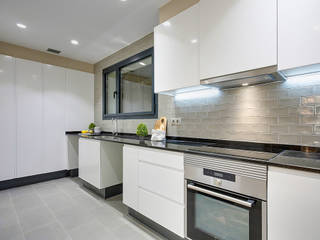 Cocina Markham Stagers Cocinas de estilo moderno armario de cocina,metro tile,gris,blanco y gris,cocina moderna,encimera negra,blanco