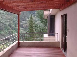 Deck de madera y pérgola en Huixquilucan, Materia Viva S.A. de C.V. Materia Viva S.A. de C.V. Rustic style balcony, veranda & terrace