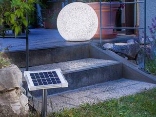 Nächtliche Licht-Gestaltung mit Solar-Leuchtkugeln im Gartenbeet und Teich, Solarlichtladen.de Solarlichtladen.de สวน