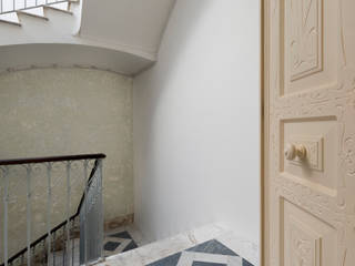 Palazzo Foletti, Officina29_ARCHITETTI Officina29_ARCHITETTI Modern Corridor, Hallway and Staircase Marble